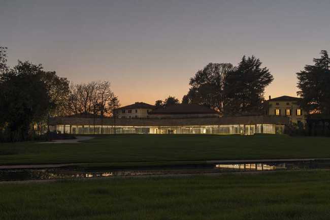Cantine Mutti étoilée Michelin. On y mange sous une motte de terre