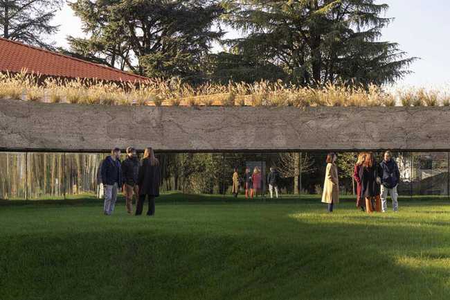 Cantine Mutti étoilée Michelin. On y mange sous une motte de terre