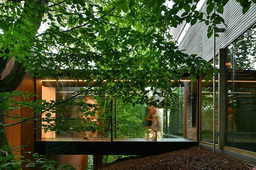 Un cubo: geometrie nel verde, un’estensione sostenibile e contemplativa