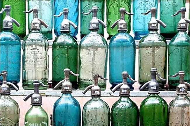 Irriverente brand design del Poka Lola social club a Denver