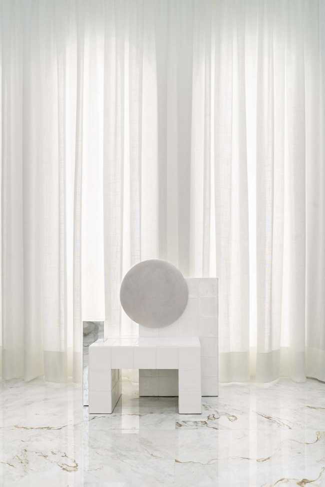 Ceramiche surrealiste e atemporali. Sguardo al futuro dal passato