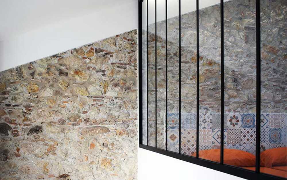 Nuevos interiores contemporáneos y consolidación de lo antiguo: Casa SAVY