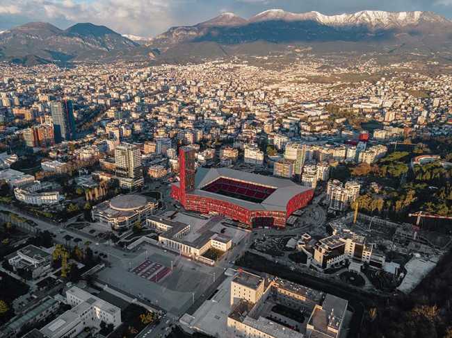 Stades. Architecture et mythe : quand le sport devient récit collectif.Stades. Architecture et mythe : quand le sport devient récit collectif.Stades. Architecture et mythe : quand le sport devient récit collectif.
