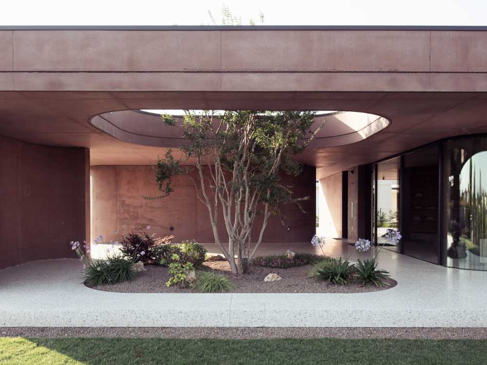 House with a large porch, a refuge of light in the Venetian landscape