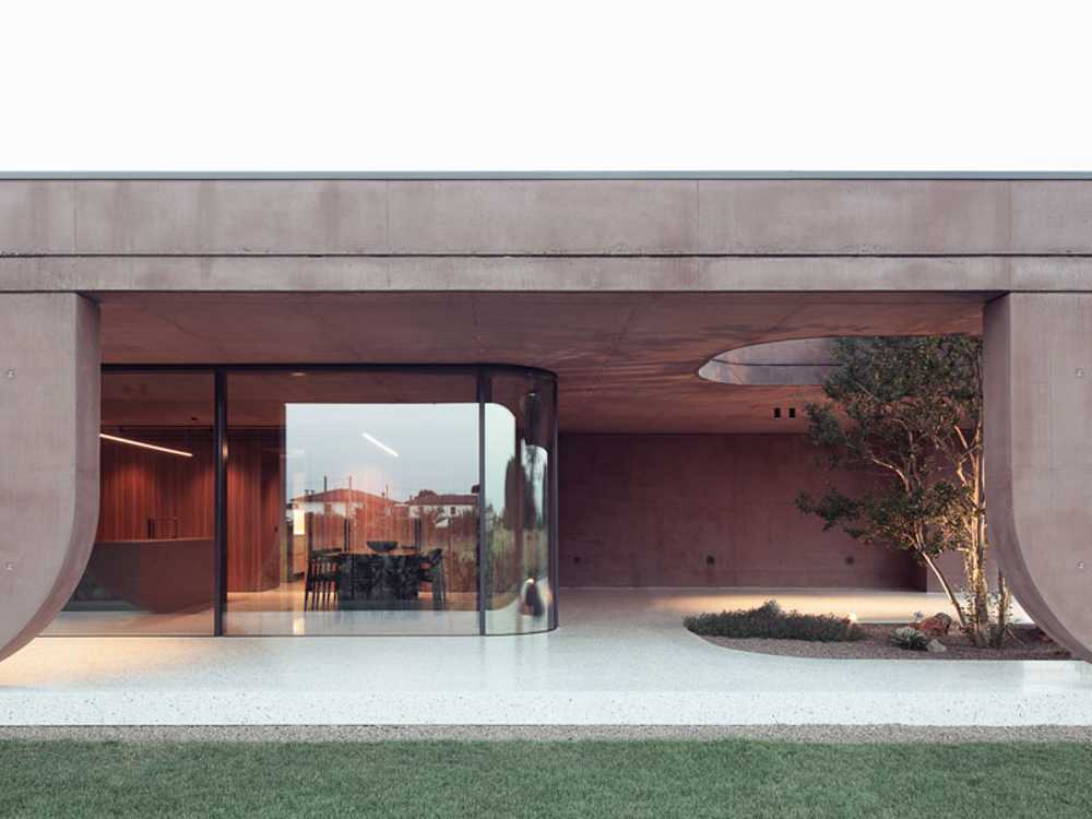 House with a large porch, a refuge of light in the Venetian landscape