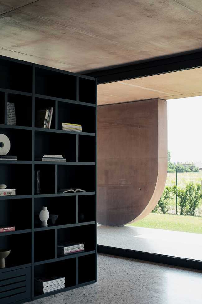 House with a large porch, a refuge of light in the Venetian landscape