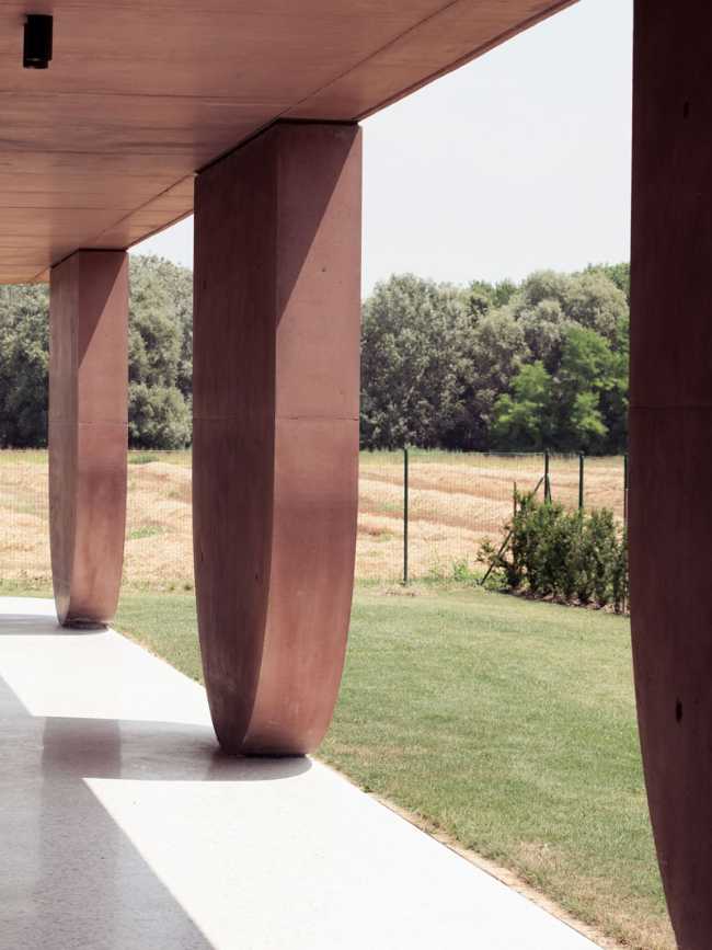 House with a large porch, a refuge of light in the Venetian landscape