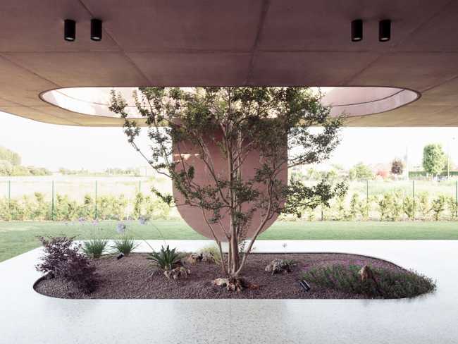 House with a large porch, a refuge of light in the Venetian landscape