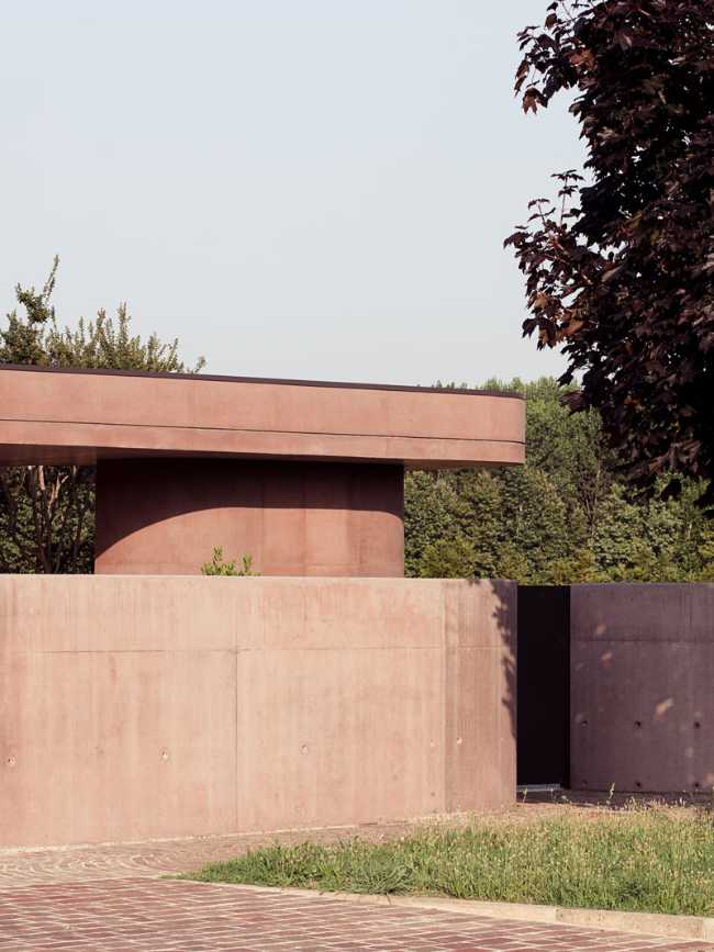 House with a large porch, a refuge of light in the Venetian landscape