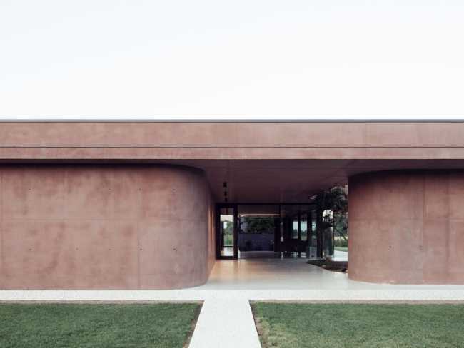 House with a large porch, a refuge of light in the Venetian landscape