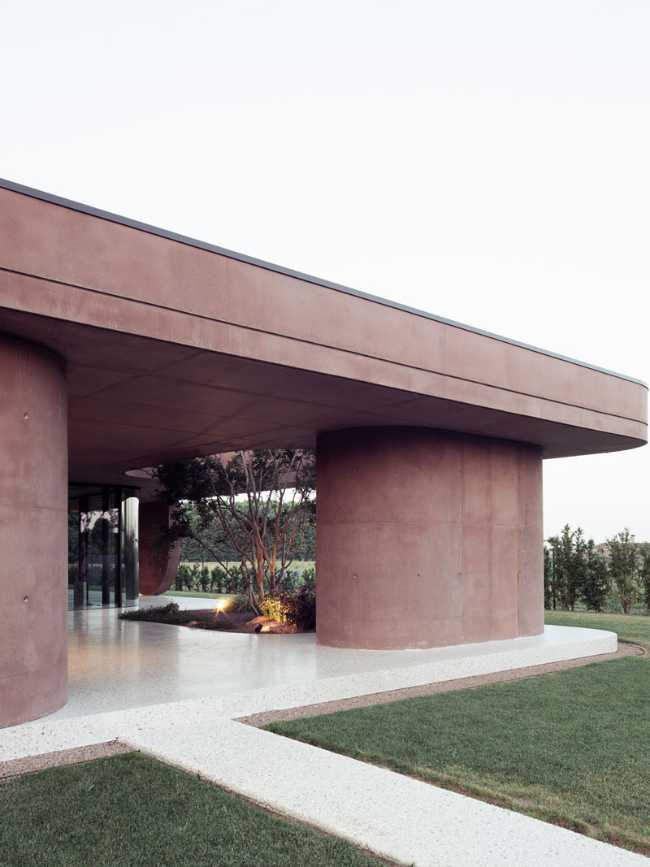 House with a large porch, a refuge of light in the Venetian landscape