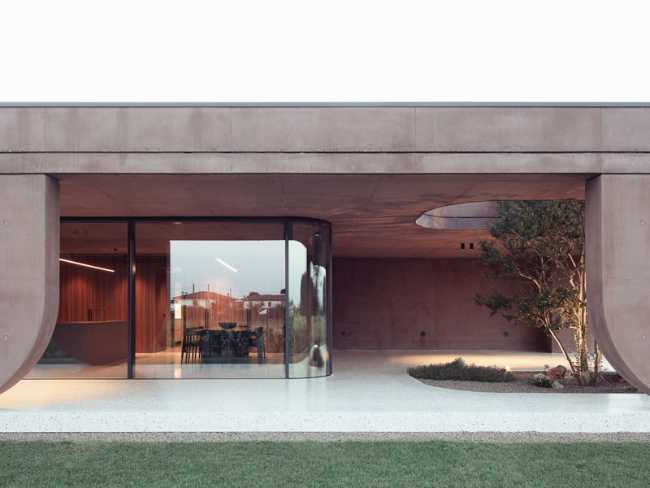House with a large porch, a refuge of light in the Venetian landscape