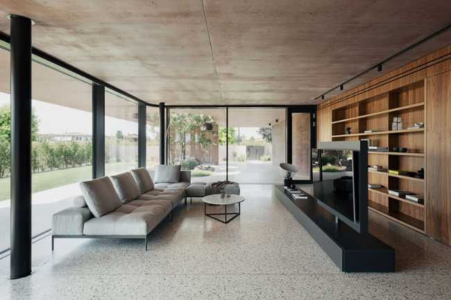 House with a large porch, a refuge of light in the Venetian landscape