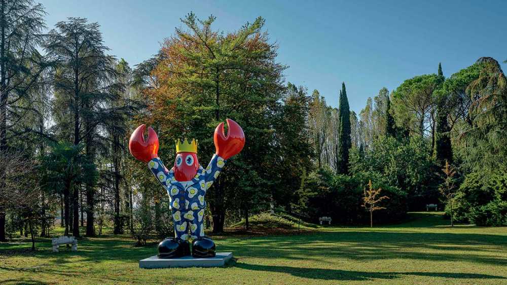 Suspended shapes in the green: the park where art comes to life