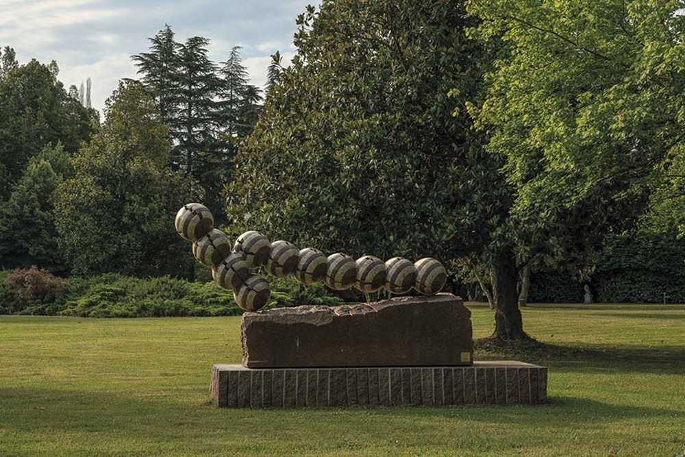 Forme sospese nel verde: il parco dove l’arte prende vita
