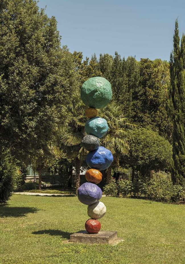 Forme sospese nel verde: il parco dove l’arte prende vita