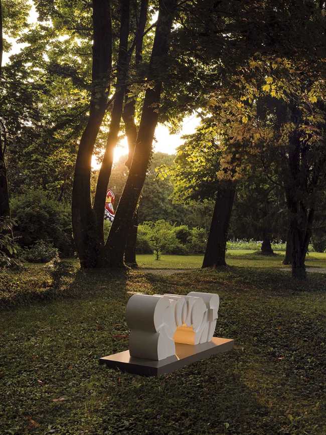 Forme sospese nel verde: il parco dove l’arte prende vita