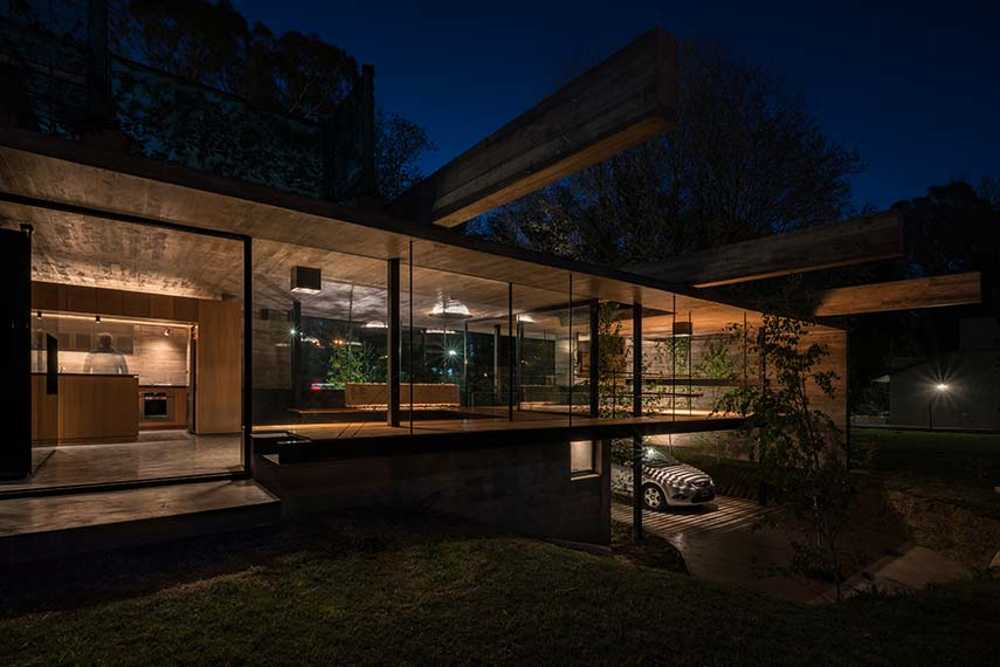 A house, a gesture: living under a single structure