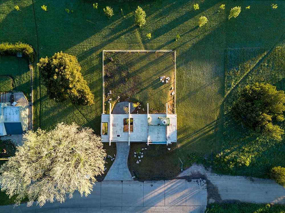 A house, a gesture: living under a single structure