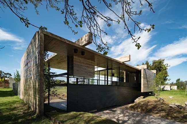A house, a gesture: living under a single structure