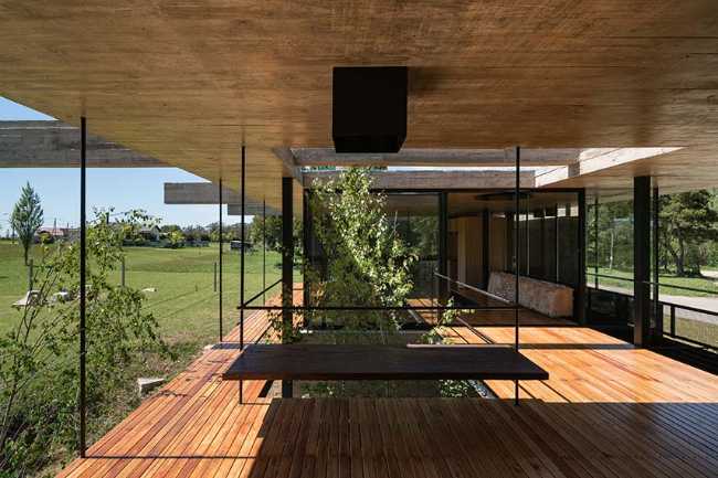 A house, a gesture: living under a single structure