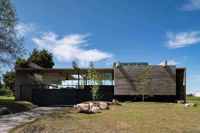 A house, a gesture: living under a single structure