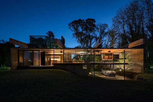 A house, a gesture: living under a single structure