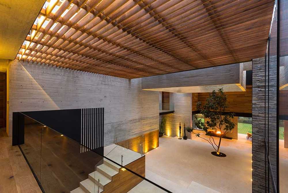 Between light and nature: the essential elegance of Encinos House