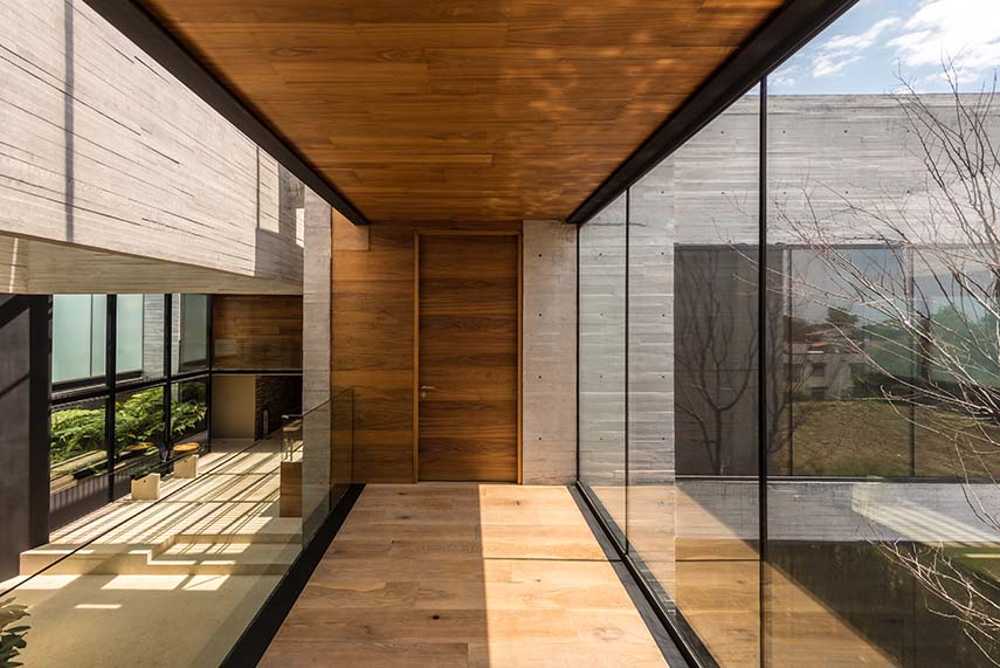 Between light and nature: the essential elegance of Encinos House