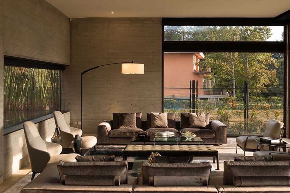 Between light and nature: the essential elegance of Encinos House