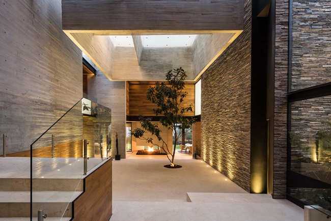 Between light and nature: the essential elegance of Encinos House