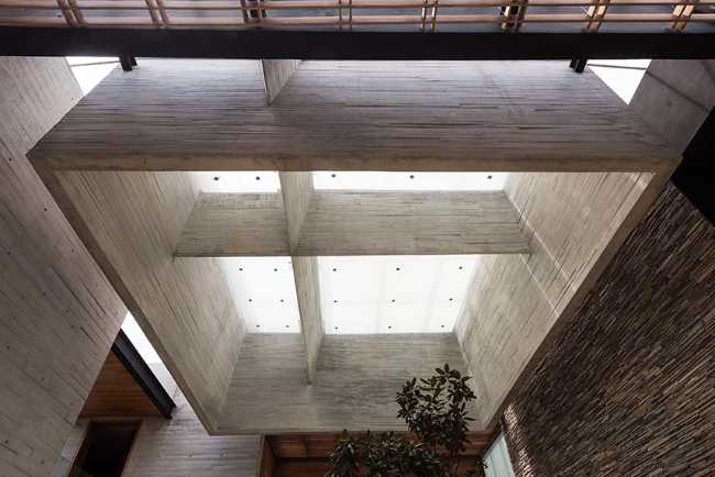 Between light and nature: the essential elegance of Encinos House