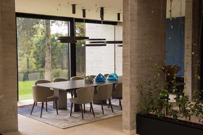 Between light and nature: the essential elegance of Encinos House