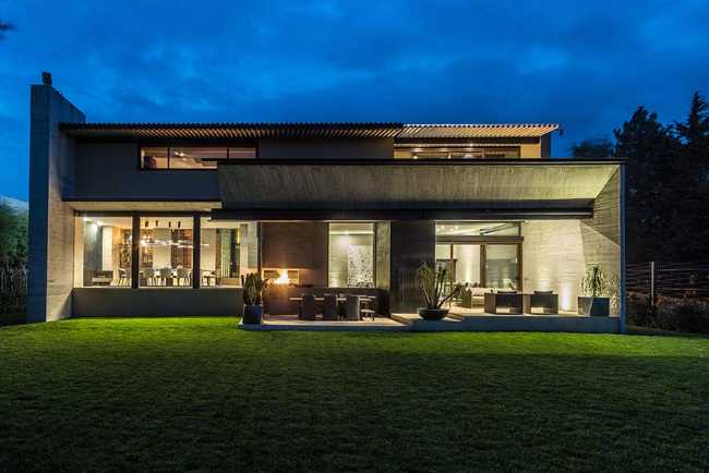 Between light and nature: the essential elegance of Encinos House