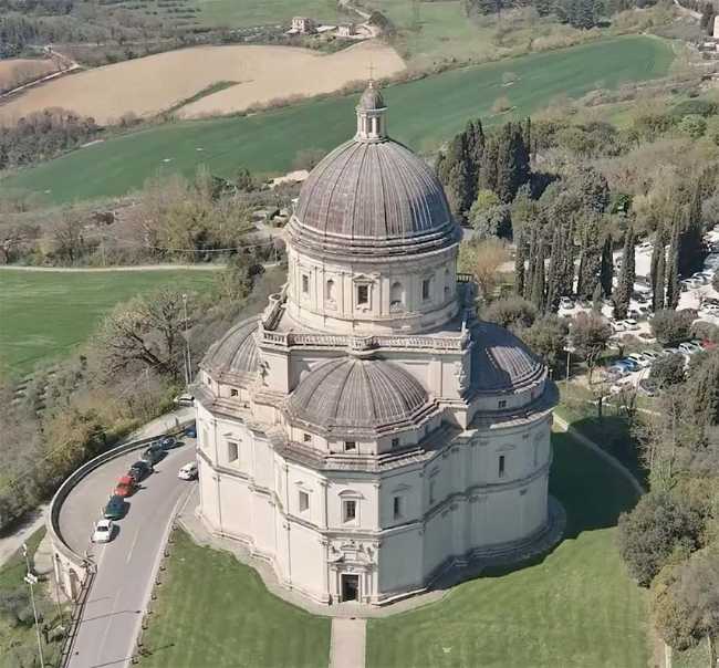 Una strada tra terra e cielo: Todi riscopre la sua bellezza