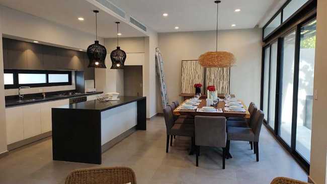 Spazi speculari tra luce e natura a Puerto Cancún