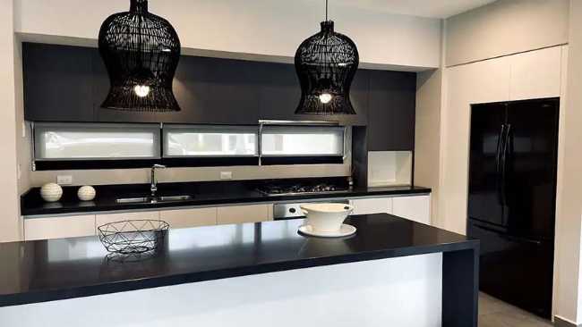 Spazi speculari tra luce e natura a Puerto Cancún