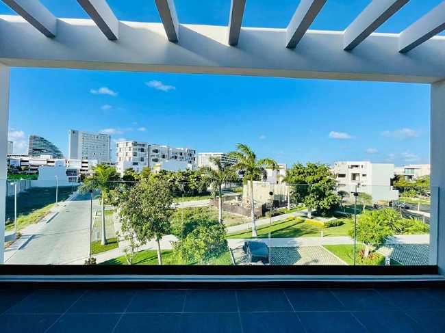 Spazi speculari tra luce e natura a Puerto Cancún