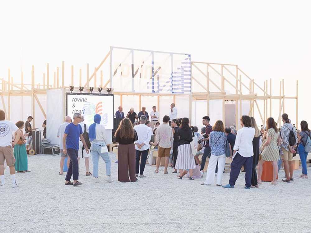 Vivir y desvivir. Una noche en el umbral entre los lugares y sus vacíos.