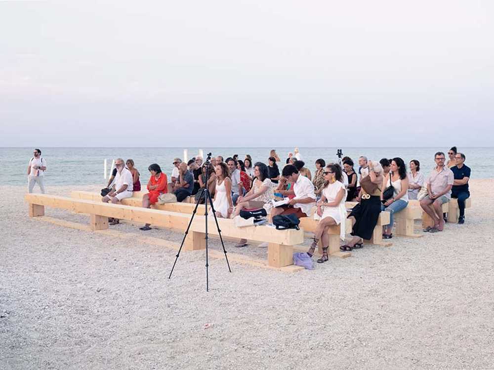 Vivir y desvivir. Una noche en el umbral entre los lugares y sus vacíos.