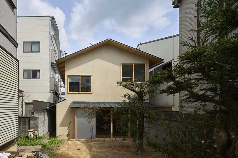 Japanese tradition and contemporary fluidity. House in Hanazono