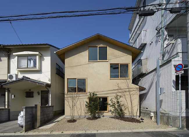Japanese tradition and contemporary fluidity. House in Hanazono