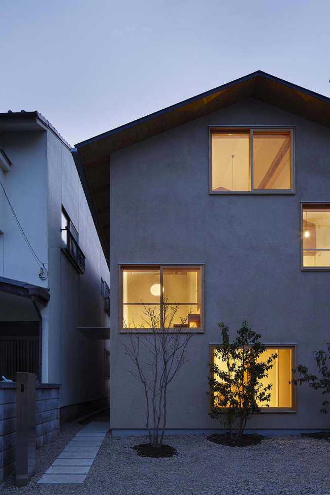 Japanese tradition and contemporary fluidity. House in Hanazono