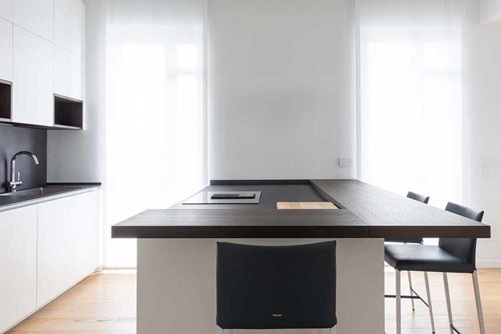 Rénovation appartement à Milan: linéarité et transparence suspendue