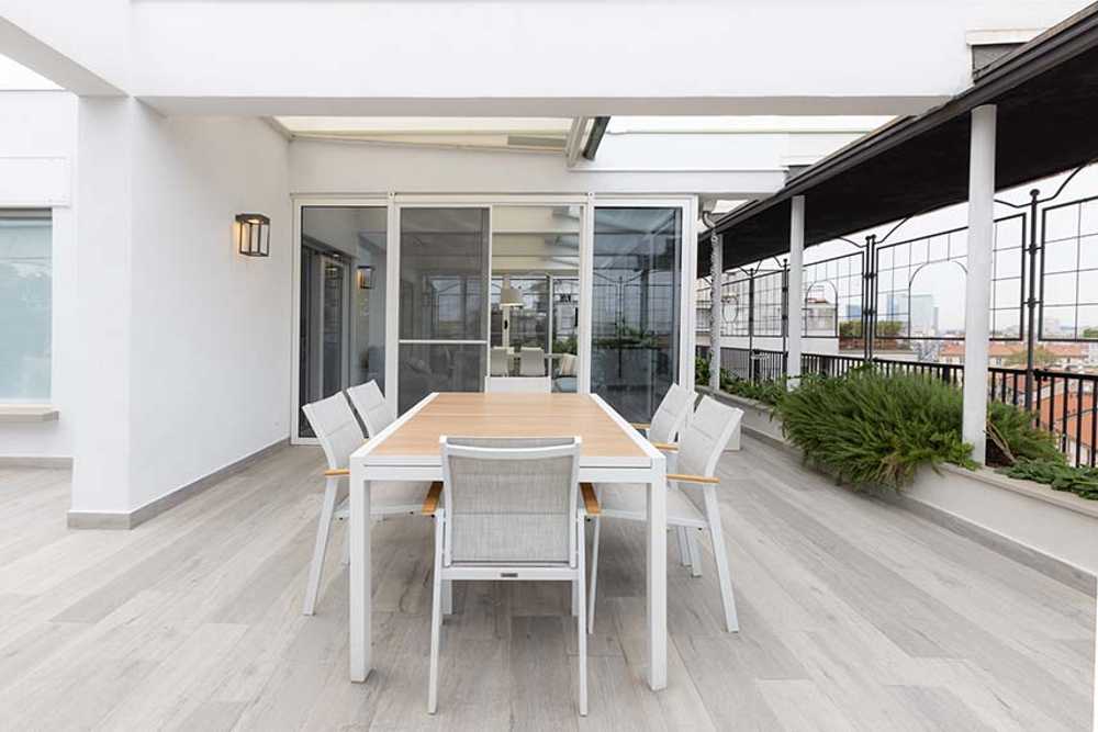 Rénovation appartement à Milan: linéarité et transparence suspendue