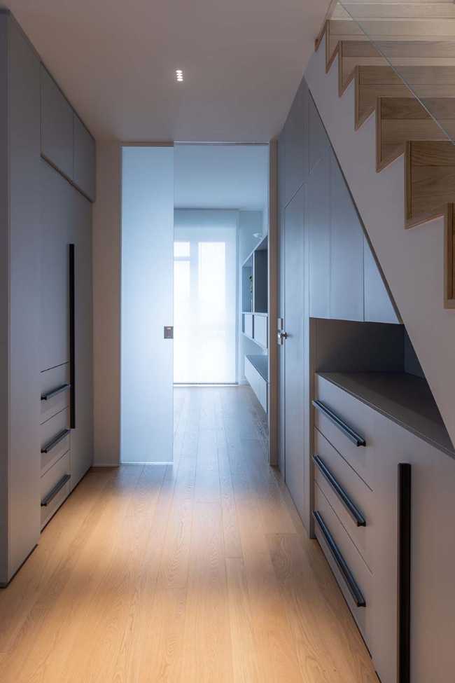 Rénovation appartement à Milan: linéarité et transparence suspendue