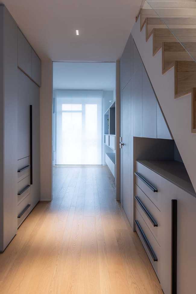 Rénovation appartement à Milan: linéarité et transparence suspendue