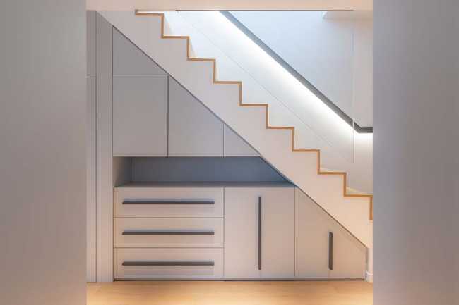 Rénovation appartement à Milan: linéarité et transparence suspendue