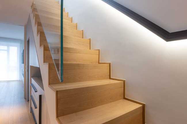 Rénovation appartement à Milan: linéarité et transparence suspendue