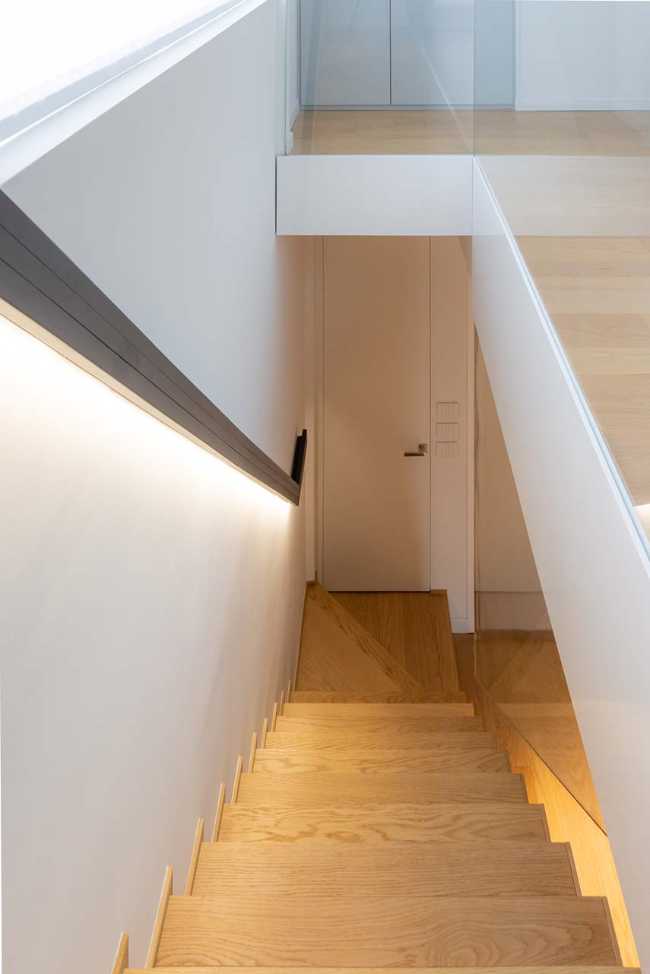 Rénovation appartement à Milan: linéarité et transparence suspendue